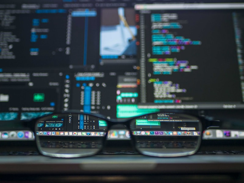 FinalShell Network Monitor overview displaying real-time traffic and process details